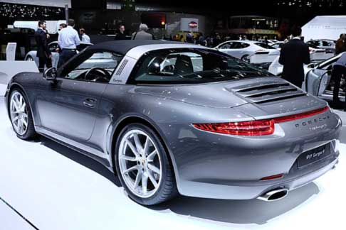 Porsche - La 911 Targa 4 eroga una potenza di 350 CV (257 kW) con un motore boxer da 3,4 litri.