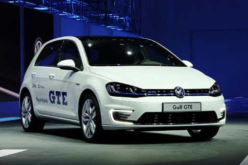 Volkswagen - Pur essendo performante, la Golf GTE  una delle auto pi efficienti al mondo. Per spostamenti quotidiani, su percorsi brevi,  possibile guidare esclusivamente in modalit elettrica in totale assenza di emissioni.