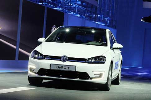 Volkswagen - Dedicata alla mobilit green, invece, la Golf GTE adotta una propulsione ibrida plug-in, coniugando la trazione elettrica con il dinamismo tipico delle GTI. 