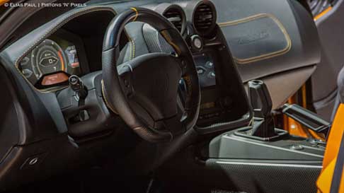 Zenvo - Zenvo ST1 Gli interni sono lineari e dominati da materiali leggeri come leghe di alluminio e carbonio