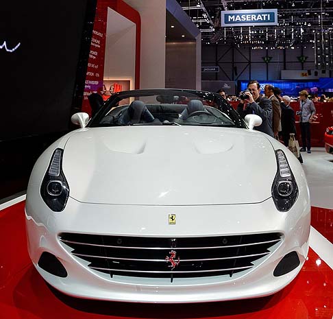 Ferrari - Le proporzioni sono tipiche delle Ferrari GT a motore anteriore, con il lungo parafango anteriore che si protende verso quello posteriore, conferendo slancio e dinamismo alla fiancata. 