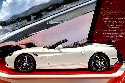 Ferrari - A bordo lambiente  ergonomico e di fattura artigianale. Tutti gli elementi che costituiscono larredo interno sono stati ridisegnati per combinare la massima sportivit con doti di comfort e di eleganza. 