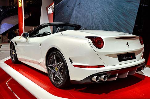 Ferrari - In soli 14 secondi  possibile, inoltre, trasformare la California T da coup a spider attraverso il tetto rigido ripiegabile (RHT), realizzato in panelli di alluminio e dalla struttura portante in fusioni dello stesso materiale. 