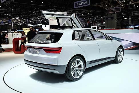Italdesign Giugiaro - Inoltre, Italdesign Giugiaro ha sviluppato una applicazione in grado di collegare gli occupanti tra loro e al mondo esterno, denominata Carlink.