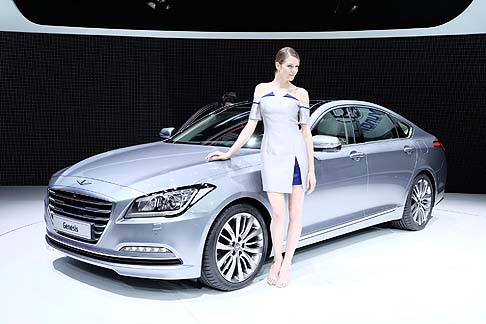 Hyundai - Il look di Hyundai Genesis si caratterizza per la presenza di proporzioni eleganti e linee pulite. Tra gli elementi di stile si notano la griglia frontale esagonale, potenti fari (HID) e luminosi LED.