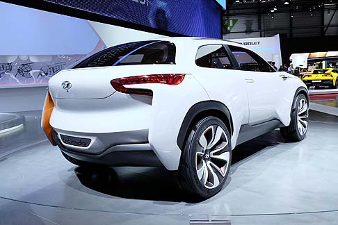 Hyundai - Gli interni di Intrado sono realizzati con materiali leggeri allavanguardia. Le aperture fanno perno sul telaio centrale, lasciando visibile la fibra in carbonio ad ogni apertura.