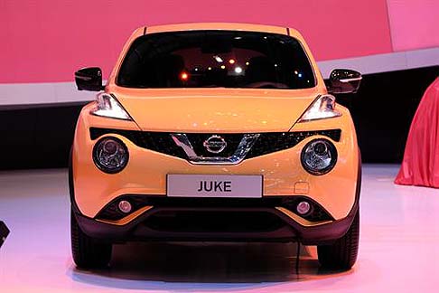 Nissan - La griglia presenta il nuovo logo del marchio, mentre il frontale  stato irrobustito con una finitura pi resistente sotto il paraurti.Sui nuovi specchietti retrovisori sono stati integrati gli indicatori di direzione a LED.