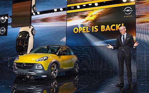 Opel  - Muscoloso e agile, linedito ADAM ROCKS Concept abbina il piacere della guida allaria aperta con il drive-to-fun tipico di un crossover. 