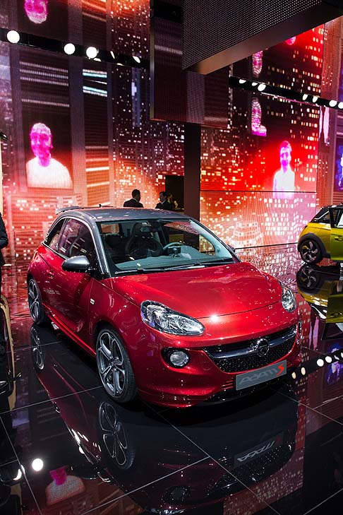 Opel  - Agile e compatta, ADAM S rappresenta il nuovo modello sportivo top di gamma. Equipaggiata con lunit Turbo ECOTEC 1.4 litri da 110 kW/150 cv, sospensioni sportive, freni OPC e loriginale livrea Red n Roll, la vettura promette vivacit. 