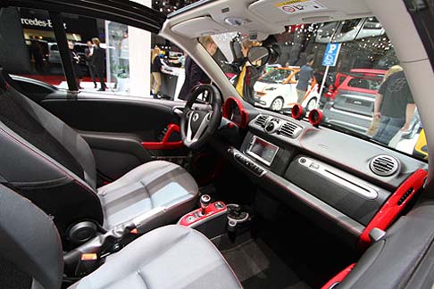 Smart - Gli interni sono esclusivi e propongono sedili in pelle black BRABUS con cuciture decorative in red e logo BRABUS stampato sui poggiatesta, pelle ecologica in black con cuciture decorative red sulla plancia portastrumenti.