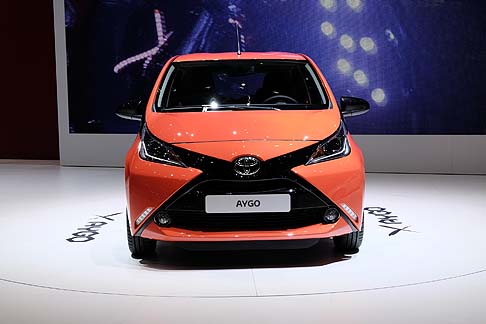 Toyota - Ogni caratteristica della vettura Toyota Aygo, assume la forma a X del frontale fino alle ampie possibilit di personalizzazione, hanno come riferimento il divertimento dei passeggeri. Interni ed esterni sono stati concepiti per distinguersi nel mercato d