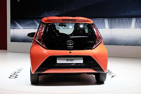 Toyota - Nella Toyota Aygo sono disponibili Special Packs per gli esterni e per gli interni. Il primo consente di modificare il colore della griglia anteriore e degli inserti del paraurti posteriore, mentre il secondo consiste di adesivi da applicare sullauto