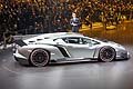 La fiancata della Lamborghini Veneno  dominata da fasce sottoporta e da imponenti passaruota anteriori e posteriori.