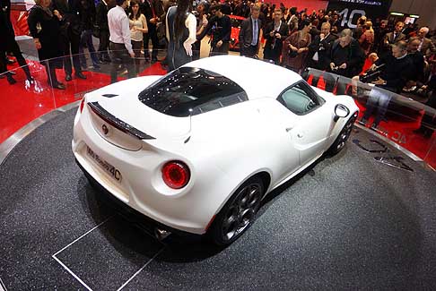 Alfa Romeo - Alfa Romeo 4C Launch Edition raggiunge 250 km/h di velocit massima, e soli 4,5 secondi necessari per accelerare da 0 a 100 km/h