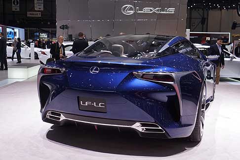 Lexus - Lexus IS 300h alimentata da due motori uno elettrico ed uno a benzina