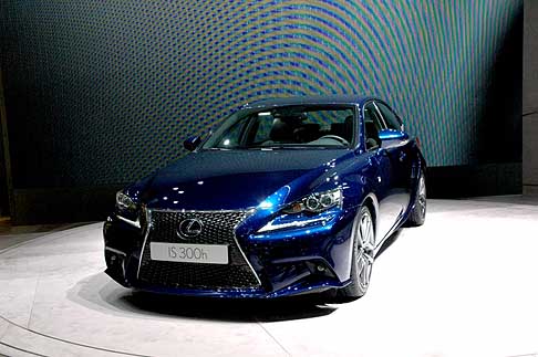 Lexus - Lexus IS 300h consuma 4,3 litri di carburante ogni 100 km percorsi