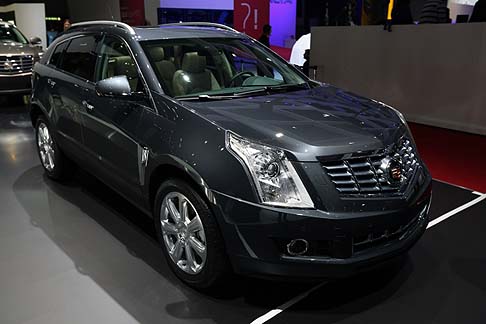 Cadillac - La SRX MY 2013 vanta i pi avanzati sistemi di sicurezza di Cadillac, come il Blind Spot Alert, il Rear Cross Traffic Alert il Following Distance Indication.