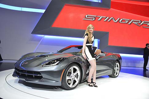 Chevrolet - Ulteriori elementi distintivi della nuova Corvette Stingray coup e cabrio includono la scocca ben scolpita, in cui spiccano i fari a LED ad alta luminosit, aerodinamica da vettura da competizione con un basso coefficiente di resistenza.