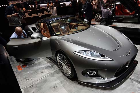 Spyker - La piattaforma in alluminio sar abbinata a una scocca in fibra di carbonio, per un peso complessivo inferiore ai 1.400 kg. 