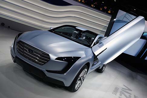 Subaru - La tinta esterna Mistral Silver Metallic della Subaru Viziv Concept mette in evidenza la dinamica e lelegante design della vettura. 