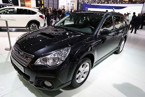 Subaru - Vista frontale della Subaru Outback, nello stand di Ginevra.