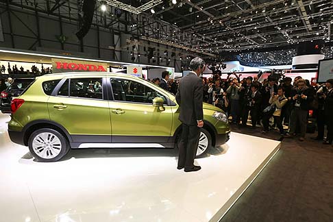 Suzuki - In dettaglio, il design del nuovo Crossover S-CROSS-4 interpreta tre concetti: emozione, qualit e aerodinamica, valori che si uniscono per dar vita ad un look originale.