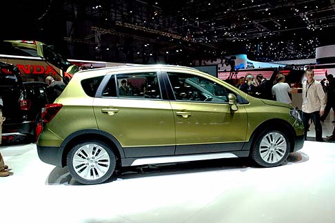 Suzuki - Il Crossover S-CROSS-4  disponibile con le motorizzazioni 1.6 benzina e 1.6 DDiS. 