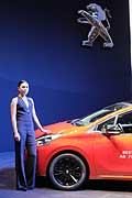 Hostess e vettura Peugeot al Ginevra Motor Show 2015