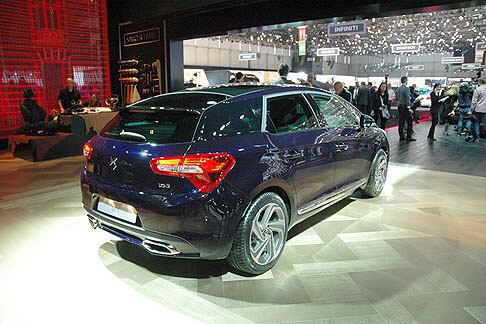 DS - DS5  una vettura tipicamente premium dal design distintivo. A bordo, latmosfera  ispirata al mondo dellaeronautica. 