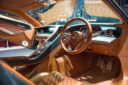 Bentley - Ispirate alle forme delle fusoliere e delle ali dei velivoli, le superfici della EXP 10 Speed 6 offrono un design intrigante.