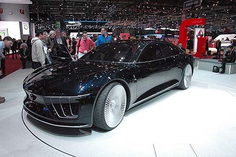 Italdesign Giugiaro - Lambiente  diviso in due aree distinte, anche a livello cromatico: quella del guidatore e quella dei passeggeri. 