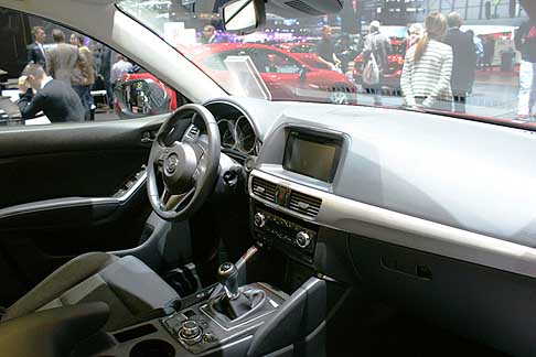 Mazda - La tenuta di strada viene esaltata dal sistema AWD Mazda, che garantisce trazione senza che il conducente debba azionare un comando. 