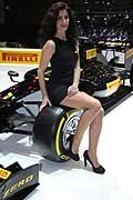 Stand Pirelli sexy girl in minigonna e monoposto Formula al Salone di Ginevra 2016