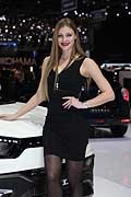 Bella ragazza affianca il Auv SsangYong XlV al Ginevra Motor Show 2016