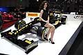 Monoposto F1 e Sexy Girl seduta su gomme Pirelli al Ginevra Motor Show 2016. Le belle ragazze del Ginevra Motor Show