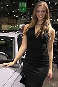 Sexy ragazza elegante affianca una vettura Audi al Motor Show 2016 di Ginevra