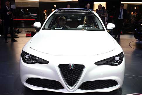 Alfa Romeo - Tutti i modelli dell´Alfa Romeo Giulia saranno dotati di serie del Lane Departure Warning, del Cruise Control e dell´inedito Integrated Brake System
