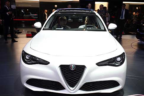 Alfa Romeo - Tutti i modelli dellAlfa Romeo Giulia saranno dotati di serie del Lane Departure Warning, del Cruise Control e dellinedito Integrated Brake System