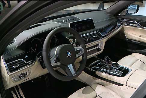 BMW - BMW M760Li xDrive gli interni rispecchiano leleganza e il comfort tipici di una Bmw