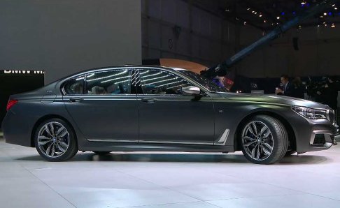 BMW - BMW M760Li xDrive con forme rotonde e sinuose, monta un motore di dodici cilindri a benzina con tecnologia M Performance TwinPower Turbo