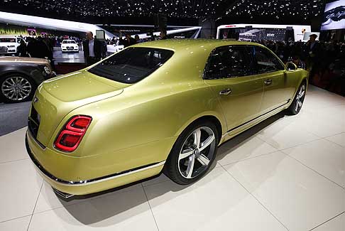 Bentley - A bordo della luxury car Bentley Mulsanne l’atmosfera è improntata al lusso e all’esclusività grazie all’impiego di materiali pregiati come radica, cuoio e metallo. Le unità disponibili includono il V8 da 512 CV, mentre la versione Speed adotta il V8 bitu