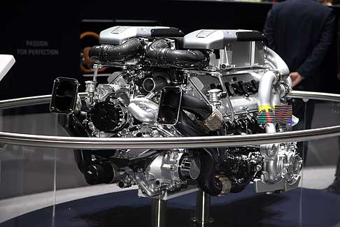 Bugatti - Bugatti Chiron  la prima supersportiva dotato di un potente motore di 1.500 CV che genera una coppia di 1.600 Nm