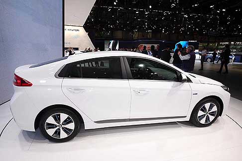 Hyundai - Hyundai Ioniq con motore elettrico della IONIQ in versione ibrida eroga 43,5 CV con una coppia max di 170 Nm