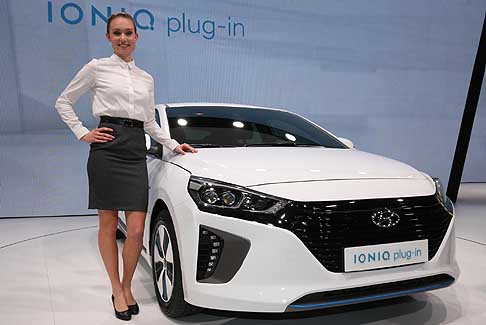 Hyundai - Hyundai Ioniq rappresenta la prima auto di serie al mondo che consente di scegliere fra tre differenti motori elettrici