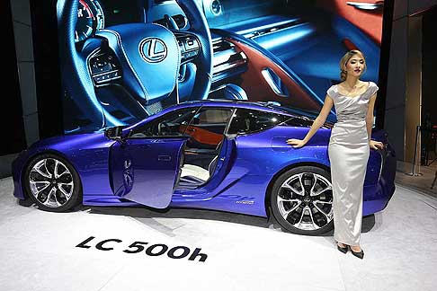 Lexus - La vettura, dal design originale, innovativo ed emozionale, adotta il sistema di ultima generazione Lexus Multi Stage Hybrid System.