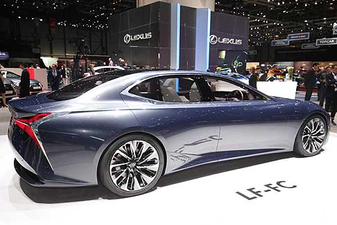 Lexus - Affianca la coupè LC 500h la Concept Car LF-FC (Lexus Future – Flagship Car Fuel Cell)