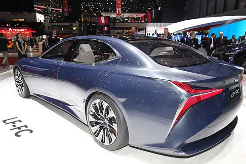 Lexus - La Lexus LF-FC anticipa la futura ammiraglia Lexus equipaggiata con celle a combustile (il primo modello di serie sarà introdotto sul mercato nel 2020) 