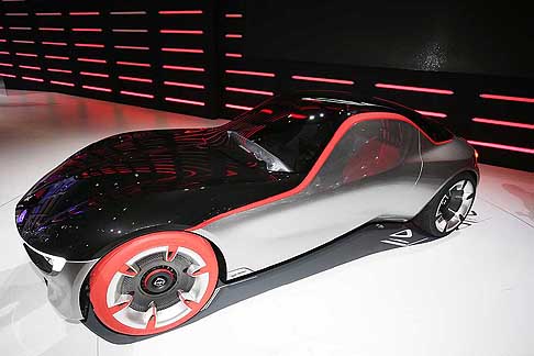 Opel - La premiere GT Concept, uno studio innovativo dal design emozionale, adotta un motore anteriore centrale e trazione posteriore.