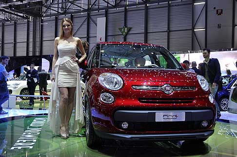 Fiat - Fiat 500L red e hostess al Salone dellautomobile di Ginevra 2012