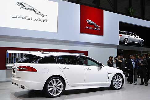 Jaguar - Jaguar XF Sportbrake laterale vettura al Ginevra Motor Show 2012